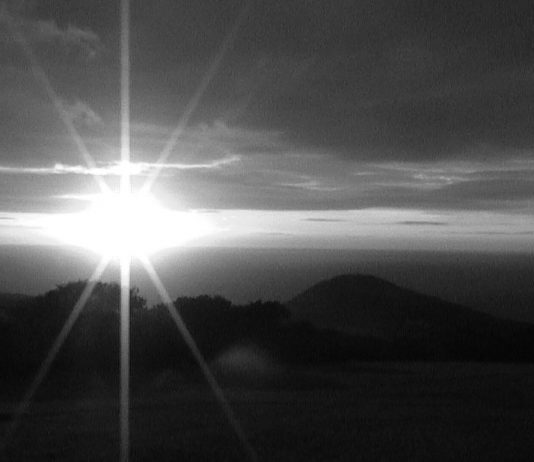 Un amor Black and white sunset by RichMonkey