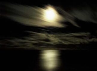 No sale el sol, brilla la luna (2007)